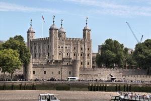 une vue de la tour de londres sur la tamise photo