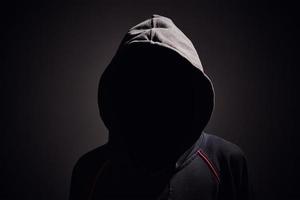 silhouette af homme sans visage dans le capot. concept de crime anonyme photo