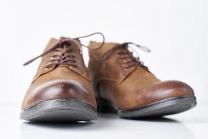 paire de bottes pour femmes en cuir marron sur fond blanc isolé photo