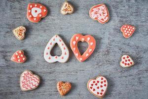 cadre avec des biscuits en forme de coeur vitrés et décoratifs sur fond gris. concept de nourriture saint valentin photo