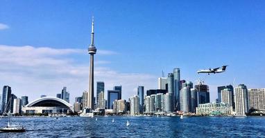 une vue de toronto depuis la mer photo