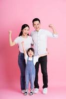 Happy young asian family image, isolé sur fond rose photo