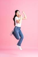 image complète du corps d'une fille asiatique posant sur fond rose photo