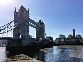 une vue sur le tower bridge à londres photo