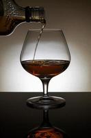 cognac dans un verre rétroéclairé photo