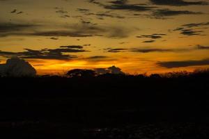 beau paysage paysage de coucher de soleil coloré spectaculaire photo