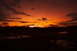 beau paysage paysage de coucher de soleil coloré spectaculaire photo