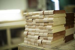 détails en bois. plaques sur table. photo