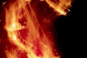 texture de feu. flammes dans la nuit. brûler du bois de chauffage. photo