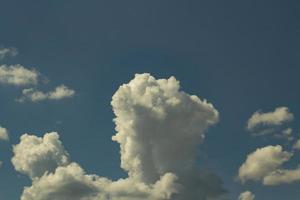 cumulus. nuages blancs d'été dans le ciel. temps d'été dans la voie du milieu. détails de l'atmosphère. photo