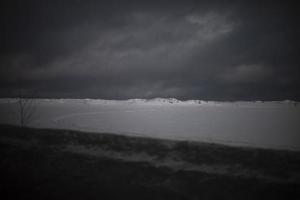 paysage gris en hiver. vue des nuages gris. photo