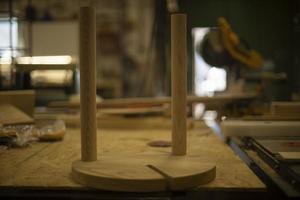 chaise dans l'atelier de menuiserie. création de mobilier. production de bois. photo