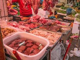 Poitrine de porc frite et porc cru sur le marché chinois du frais à la ville de Changsha en Chine photo