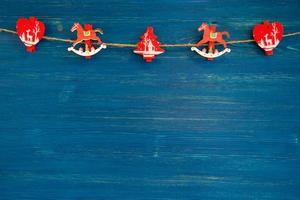 décorations de noël en bois rouge sur le fond en bois bleu, vue de dessus. photo