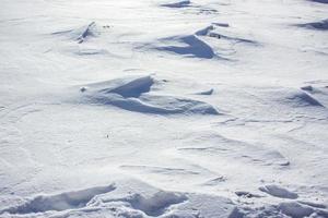 la neige et le vent combinés ont formé des vagues de neige en milieu agricole. photo