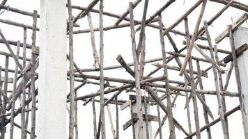 structure de colonne en ciment et emboîtement en bois comme modèle pour la construction de bâtiments. photo