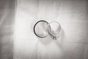 Deux anneaux de mariage sur un fond texturé photo