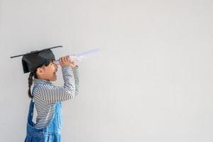 petites filles heureuses avec le concept de remise des diplômes photo