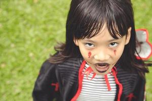 joyeux halloween la jolie petite fille en costume d'halloween photo