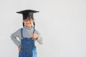 petites filles heureuses avec le concept de remise des diplômes photo