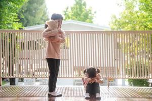 deux petite fille se disputant un ours photo