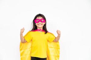 petite fille enfant joue au super-héros. enfant sur le fond blanc. concept de pouvoir des filles photo