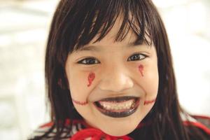 joyeux halloween la jolie petite fille en costume d'halloween photo