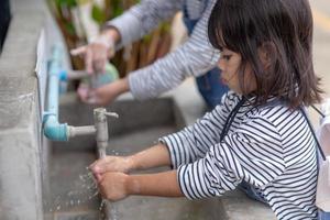 les enfants asiatiques se lavent les mains. protection contre les infections et les virus. photo