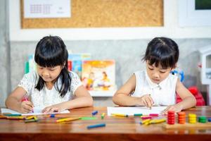 enfant d'âge préscolaire fille dessin et coloriage photo