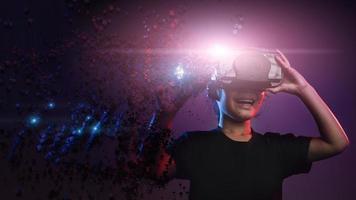 fille heureuse dans des verres de réalité virtuelle. réalité augmentée, science, futur concept technologique. vr. lunettes 3d futuristes avec projection virtuelle. néon. photo