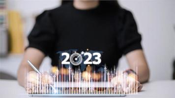les objectifs commerciaux et technologiques fixent des objectifs et la réalisation en 2023 graphique des statistiques de résolution du nouvel an en hausse des revenus, planification de la stratégie de démarrage, concept d'icône photo