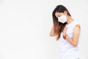 femme asiatique stressée avec un masque médical effrayé par l'effet après avoir reçu le vaccin.