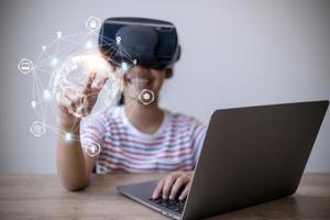 enfants portant la réalité virtuelle avec un arrière-plan d'imagerie virtuelle global futuriste incroyable. photo