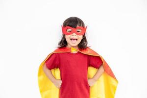 concept d'enfants, fille souriante jouant au super héros sur fond blanc photo