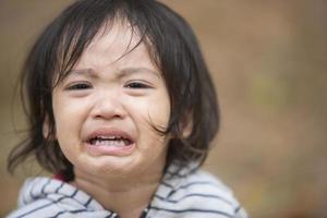 gros plan petite fille qui pleure avec des larmes sur son visage. photo