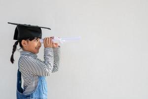 petites filles heureuses avec le concept de remise des diplômes photo