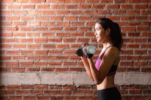 séance d'entraînement de jolie fille sportive dans la salle de gym photo