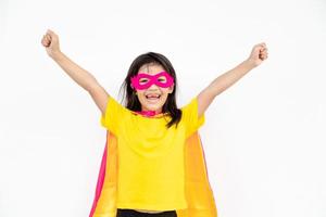 concept d'enfants, fille souriante jouant au super héros sur fond blanc photo