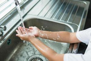 enfant se lavant les mains avec du savon photo