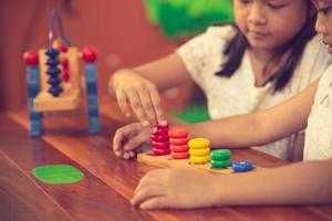 enfant petite fille jouant des jouets en bois photo