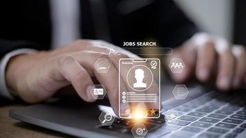 humain utilisant un ordinateur portable pour rechercher un emploi et remplir des données personnelles sur le site Web de l'emploi pour déposer un CV et postuler à des emplois sur Internet. concept en ligne de recherche de travail.