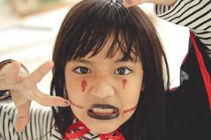 joyeux halloween la jolie petite fille en costume d'halloween photo