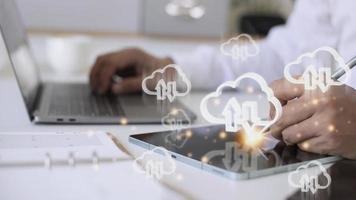 concept de cloud computing - connectez-vous au cloud. homme d'affaires ou technologue de l'information, cliquez sur l'icône du cloud computing.