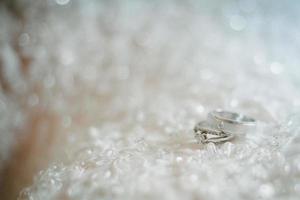 Deux anneaux de mariage sur un fond texturé photo