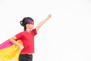 drôle de petite fille jouant au super-héros de puissance sur fond blanc. notion de super-héros. photo