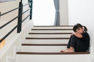 enfant triste de ce père et de cette mère qui se disputent, concept familial négatif. photo