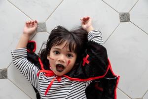 joyeux halloween la jolie petite fille en costume d'halloween photo