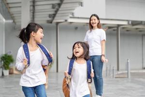 élèves de l'école. filles avec des sacs à dos. début des cours. premier jour photo