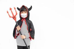petite fille asiatique en costume d'halloween dans un masque médical. halloween avec des mesures de sécurité de covid-19 photo