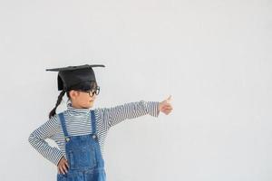 petites filles heureuses avec le concept de remise des diplômes photo